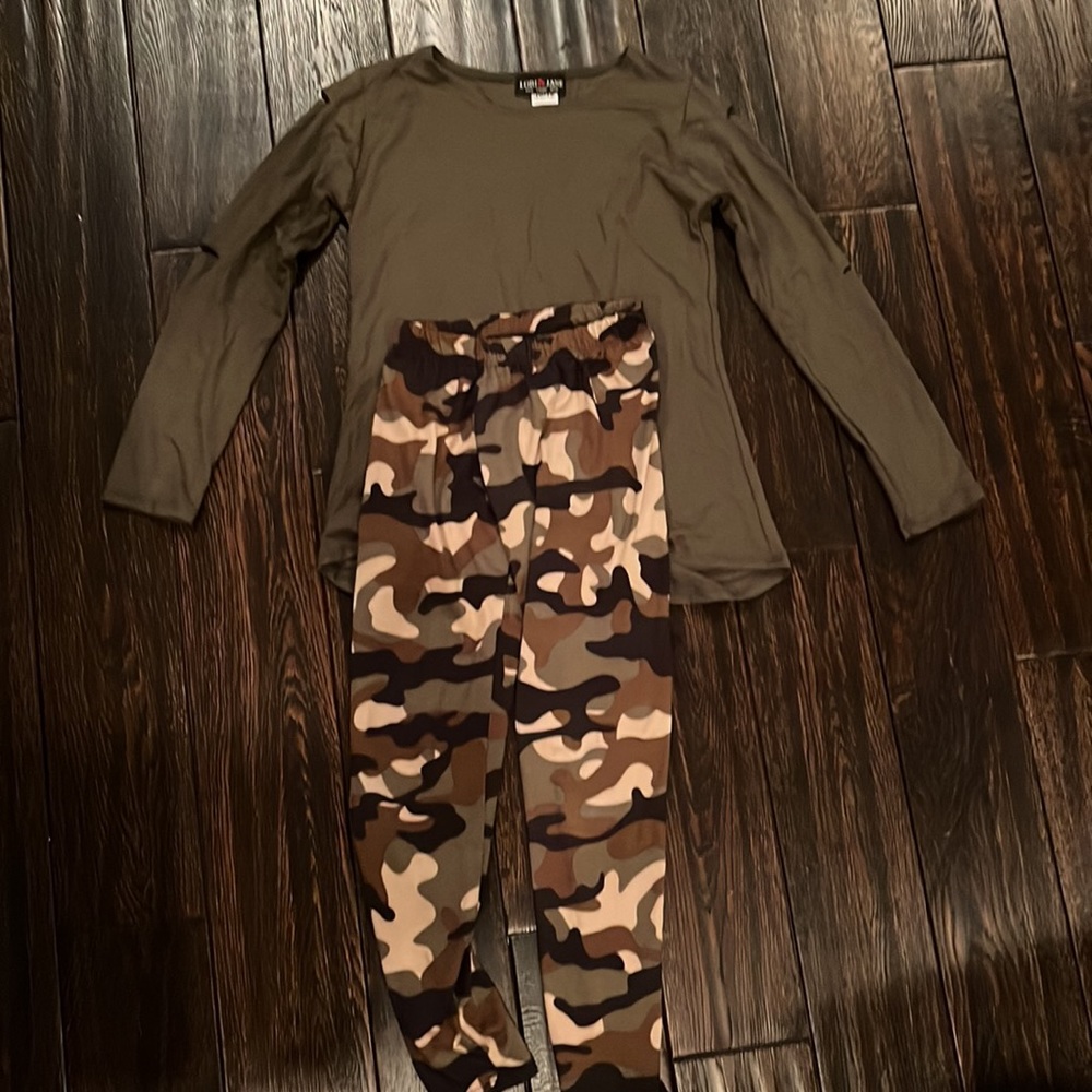 Lori&Jane Big Girls Olive Slit-Sleeve Tunic/Black Camouflage Leggings Size 10-12